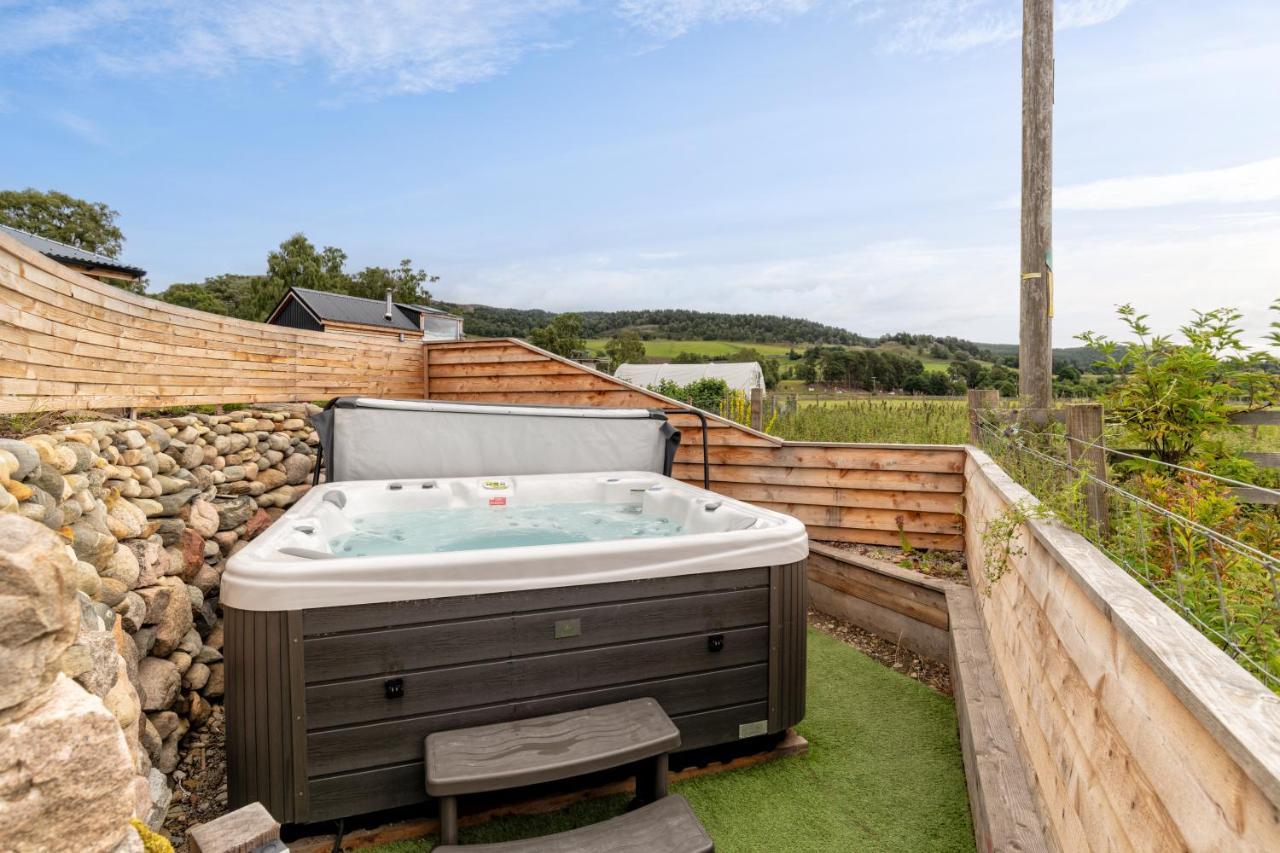 Enchanting Tiny House With Wood Burner And Hot Tub In Cairngorms Ballater Exterior foto