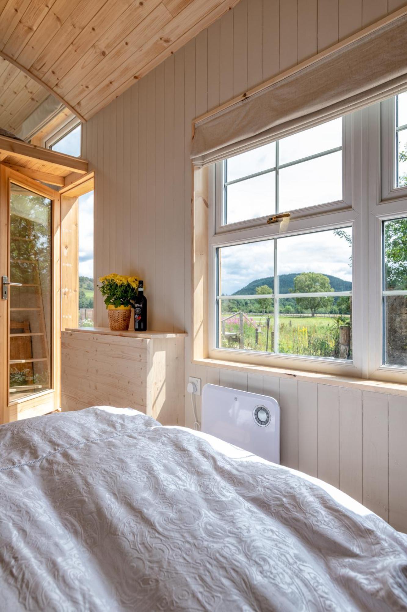 Enchanting Tiny House With Wood Burner And Hot Tub In Cairngorms Ballater Exterior foto